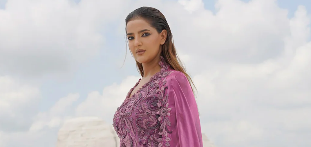 Must-Have Festive Outfits in Your Wardrobe