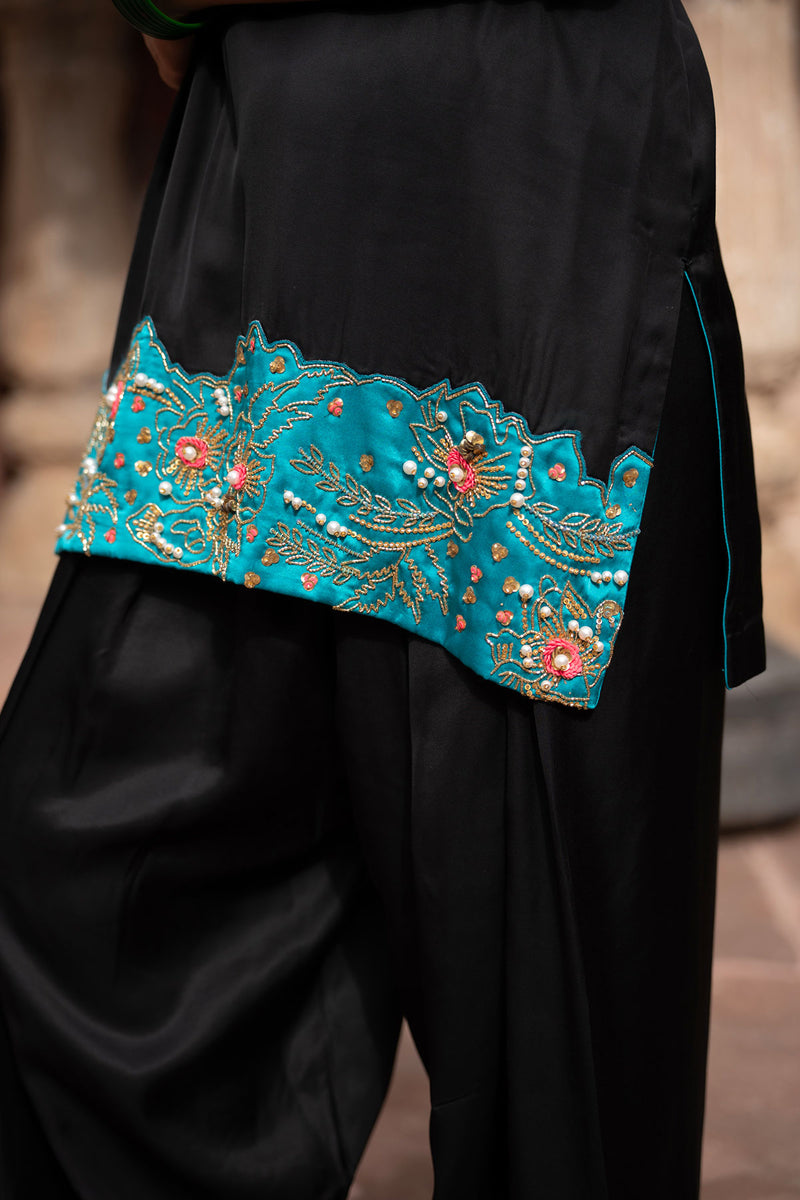 Midnight Noir Hand-Embroidered Farshi Set