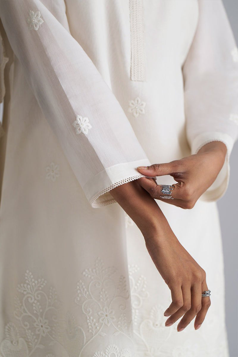Off-White Mul-Chanderi Embroidered Kurta Set