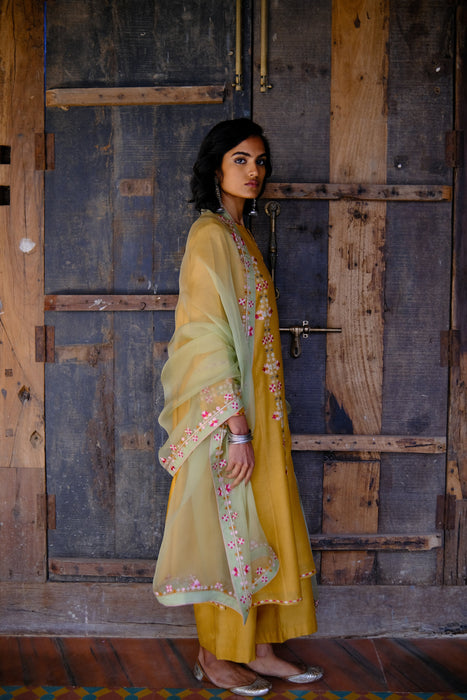 SUNHERI TULIKA KURTA SET