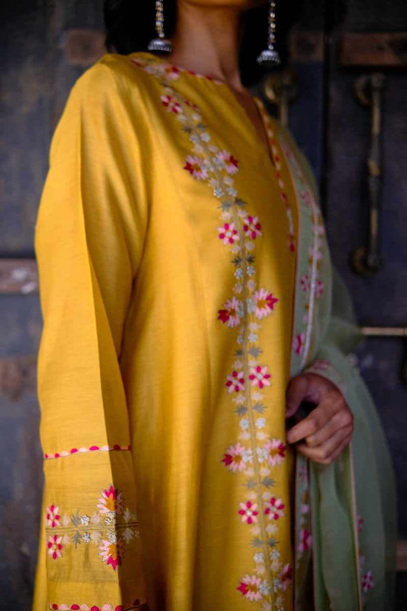 SUNHERI TULIKA KURTA SET