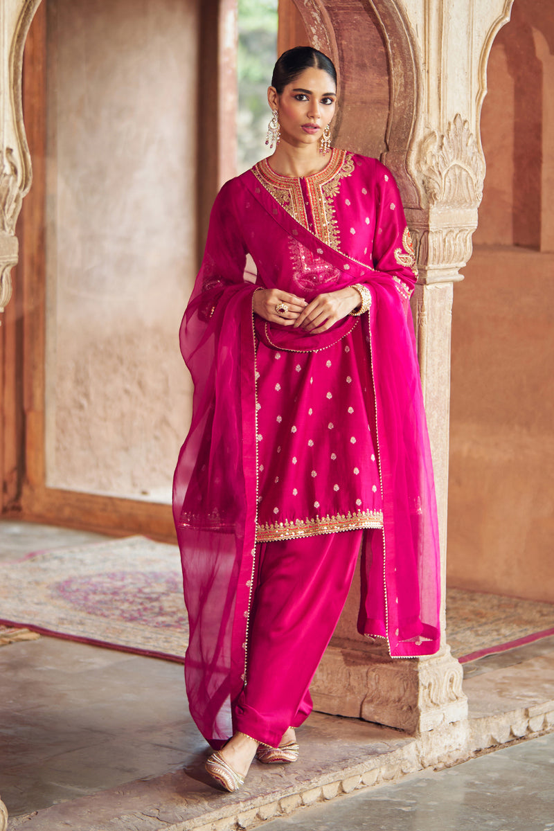 INAAYAT - HOTPINK CHAUGA WITH SALWAR