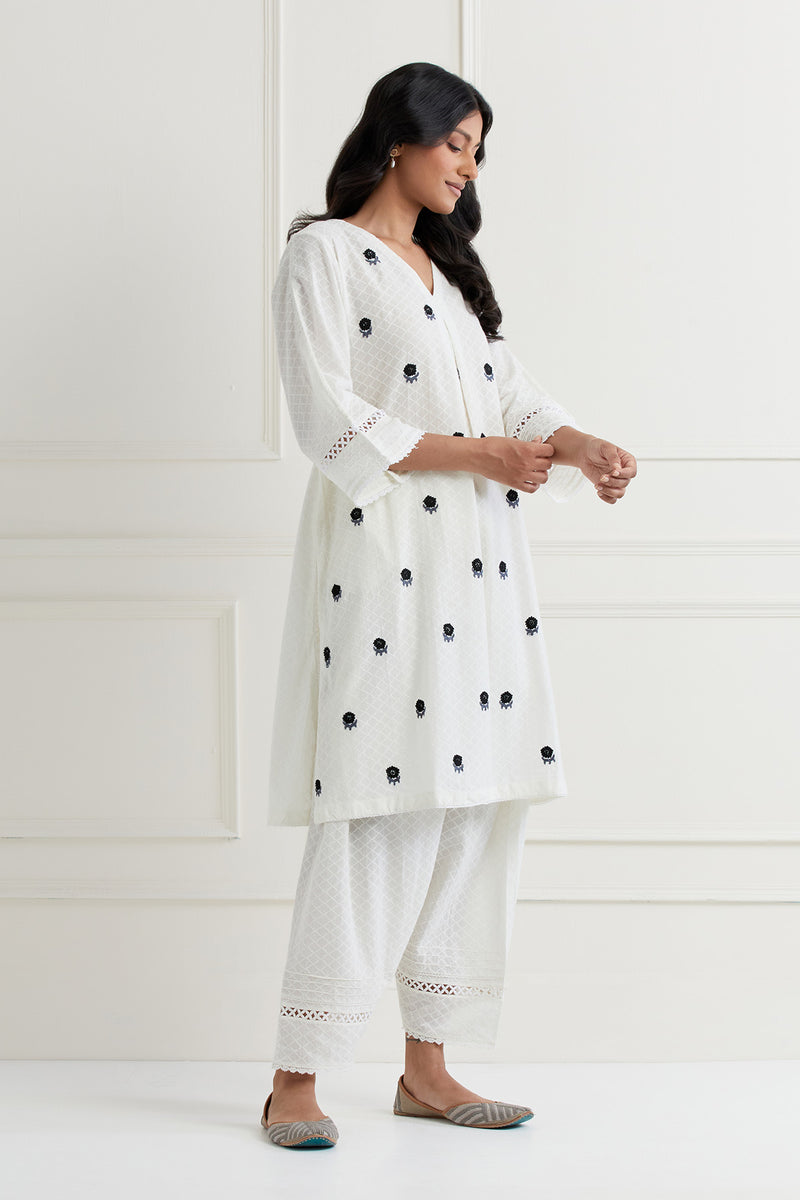 Off White Thread Embroidered Kurta & Pant Salwar Set